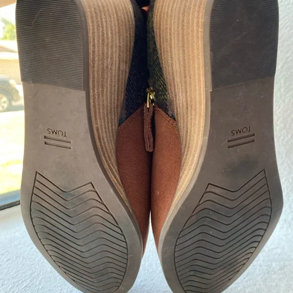 Plaid Toms’ Booties - Picture 4 of 5